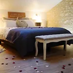 Holiday home Les Charmes Du Romantique Avec Jacuzzi Privatif Saint-Cyr (Vienne)