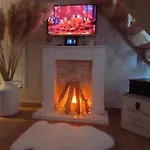 Les Charmes Du Romantique Avec Jacuzzi Privatif Holiday home Saint-Cyr (Vienne)