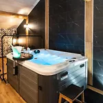Les Charmes Du Romantique Avec Jacuzzi Privatif Holiday home