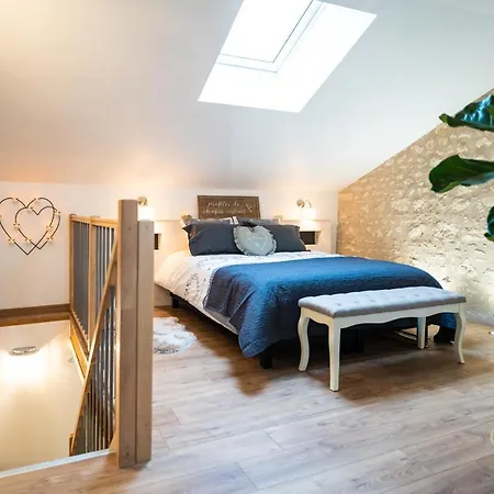Gite Romantique Avec Jacuzzi Privatif Et Love Sofa Les Charmes Du Lac 15Min Futuroscope