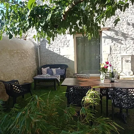 Les Charmes Du Lac Gite Romantique Avec Jacuzzi Privatif Saint-Cyr (Vienne)