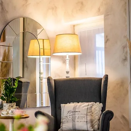 Les Charmes Du Lac Gite Romantique Avec Jacuzzi Privatif Saint-Cyr (Vienne)