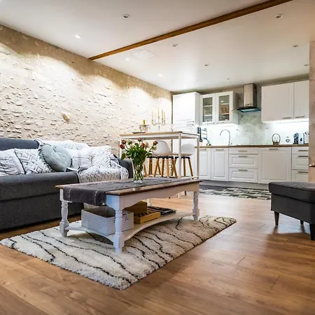Gite Romantique Avec Jacuzzi Privatif Et Love Sofa Les Charmes Du Lac 15Min Futuroscope Feriehus *
