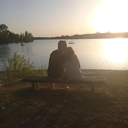 Feriehus Gite Romantique Avec Jacuzzi Privatif Et Love Sofa Les Charmes Du Lac 15Min Futuroscope Saint-Cyr (Vienne)