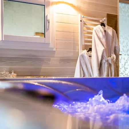 Feriehus Gite Romantique Avec Jacuzzi Privatif Et Love Sofa Les Charmes Du Lac 15Min Futuroscope *