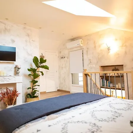 Les Charmes Du Lac Gite Romantique Avec Jacuzzi Privatif Dom wakacyjny Saint-Cyr (Vienne)