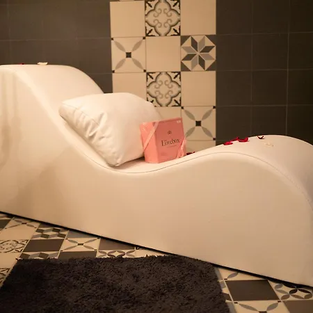 Dom wakacyjny Les Charmes Du Lac Gite Romantique Avec Jacuzzi Privatif Saint-Cyr (Vienne)