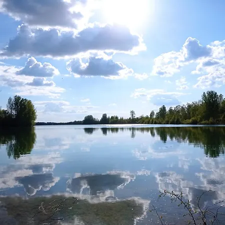 Dom wakacyjny Les Charmes Du Lac Gite Romantique Avec Jacuzzi Privatif Saint-Cyr (Vienne)