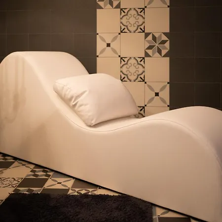 Gite Romantique Avec Jacuzzi Privatif Et Love Sofa Les Charmes Du Lac 15Min Futuroscope Feriehus *
