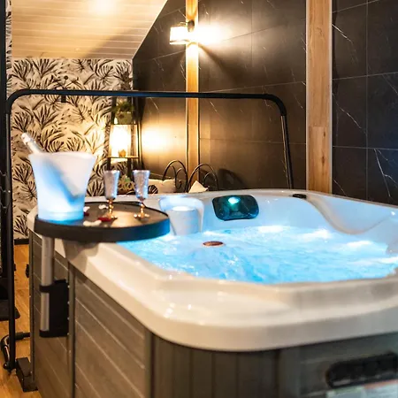 Feriehus Gite Romantique Avec Jacuzzi Privatif Et Love Sofa Les Charmes Du Lac 15Min Futuroscope