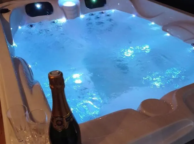 Les Charmes Du Romantique Avec Jacuzzi Privatif * Saint-Cyr (Vienne)